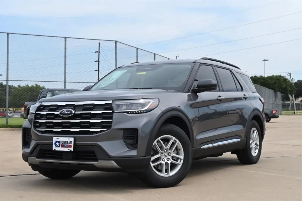 2025 Ford Explorer photo 1