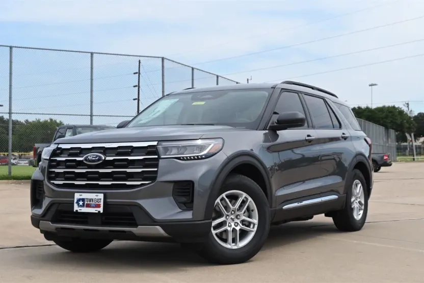 2025 Ford Explorer photo 1