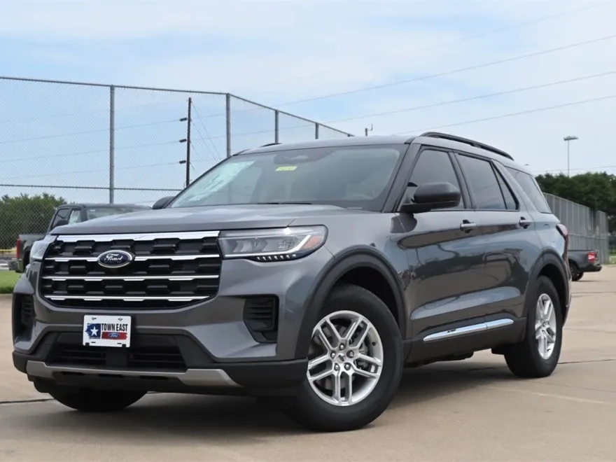 2025 Ford Explorer photo 1