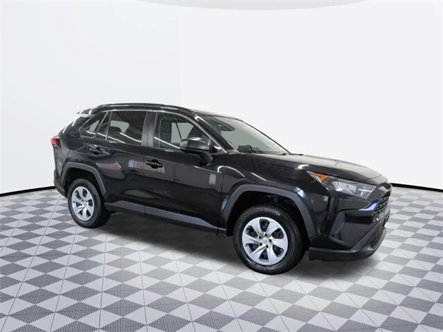 2020 Toyota RAV4 LE photo 1