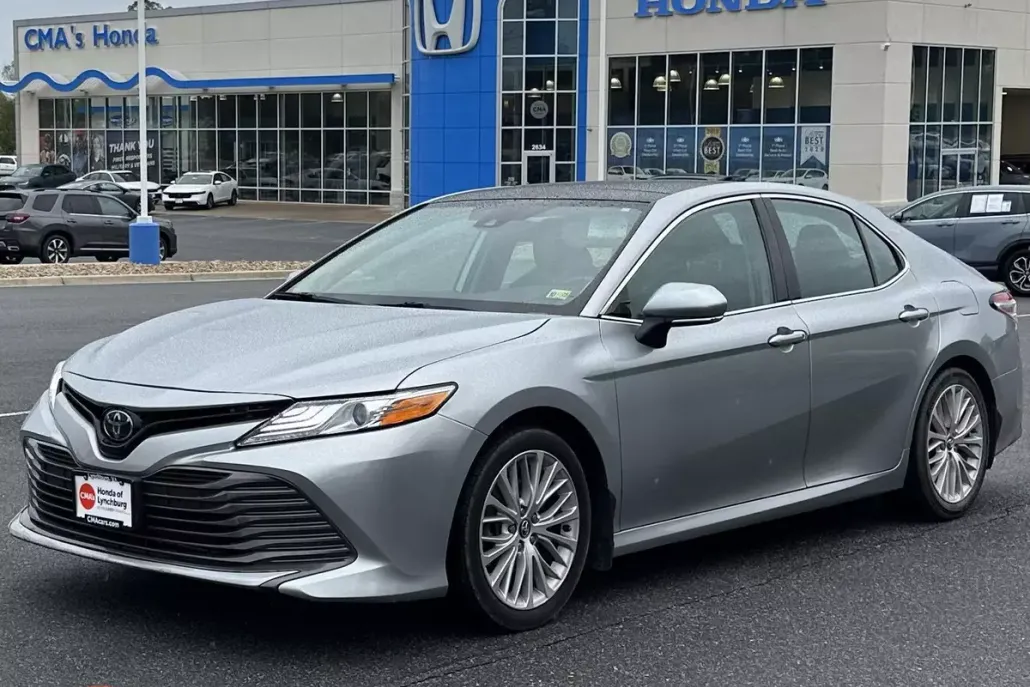 2019 Toyota Camry XLE photo 1