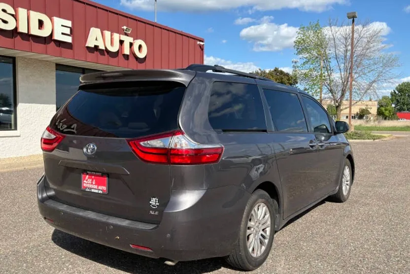 2017 Toyota Sienna Limited XLE Premium photo 1