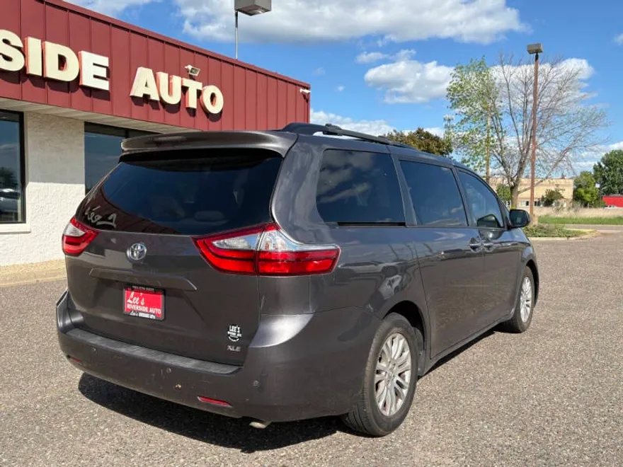 2017 Toyota Sienna Limited XLE Premium photo 1