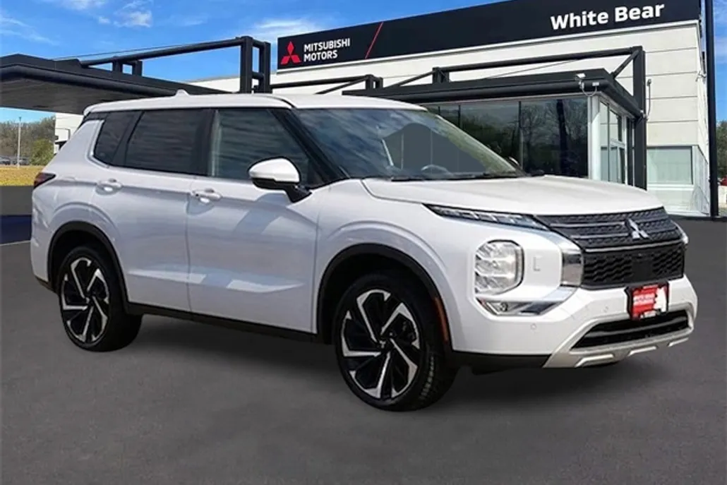 2023 Mitsubishi Outlander SE photo 1