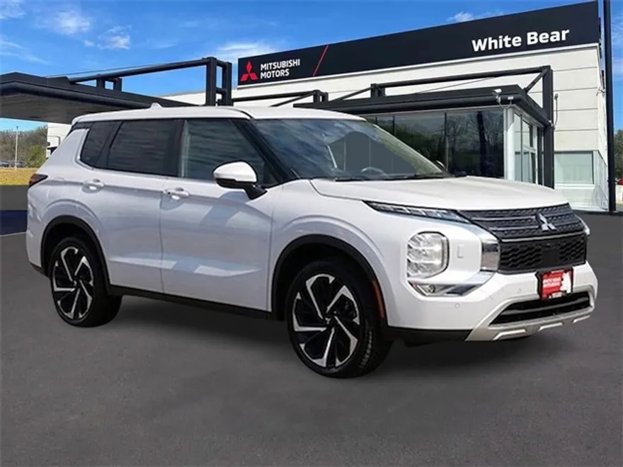 2023 Mitsubishi Outlander SE photo 1