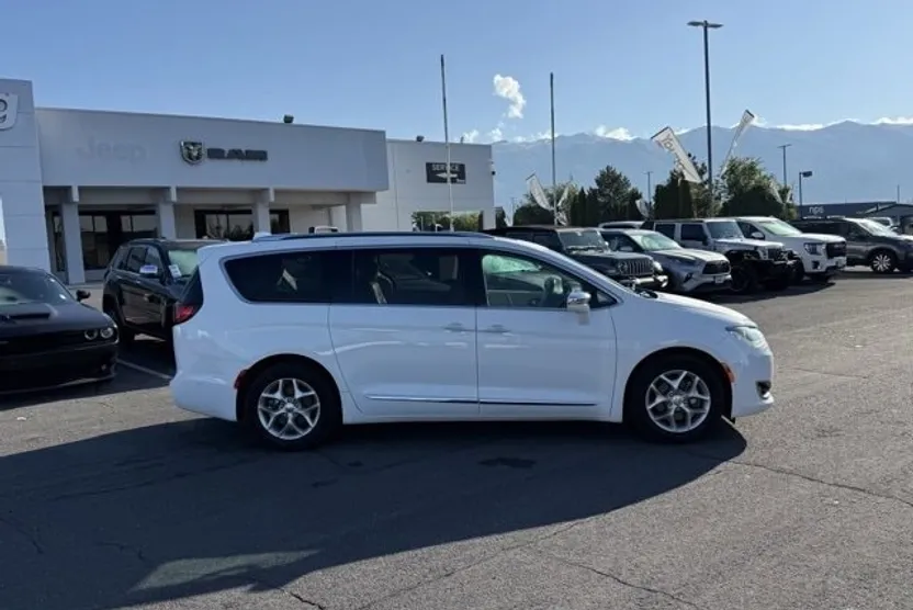 2020 Chrysler Pacifica Limited photo 1