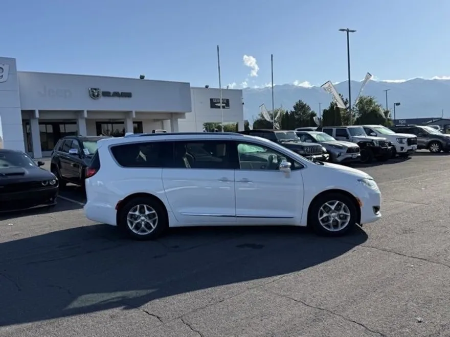 2020 Chrysler Pacifica Limited photo 1