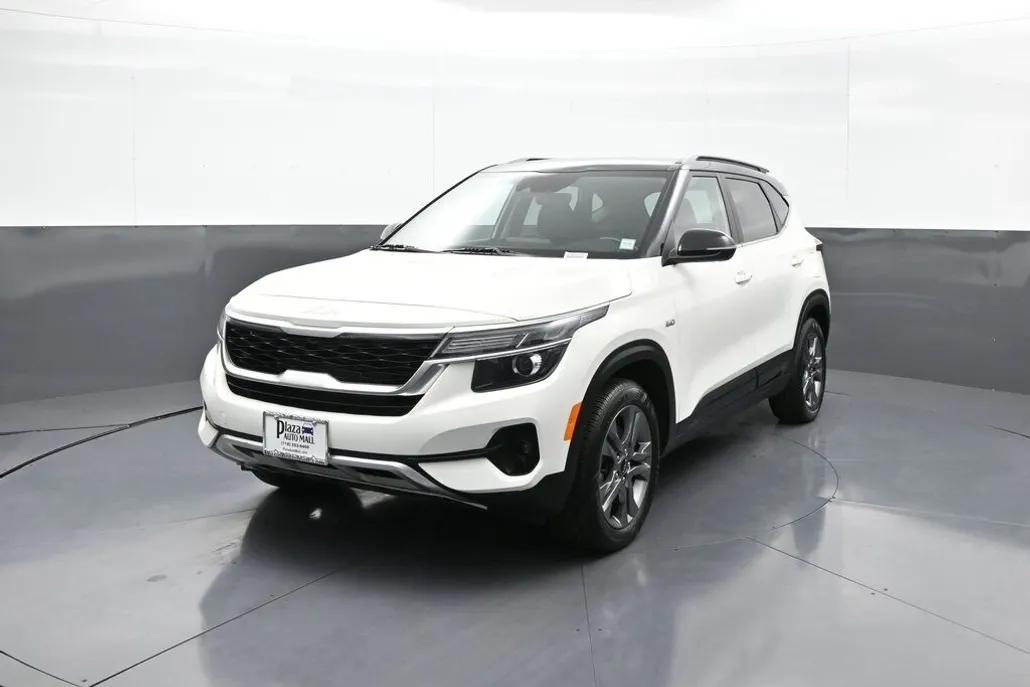 2023 Kia Seltos S photo 1