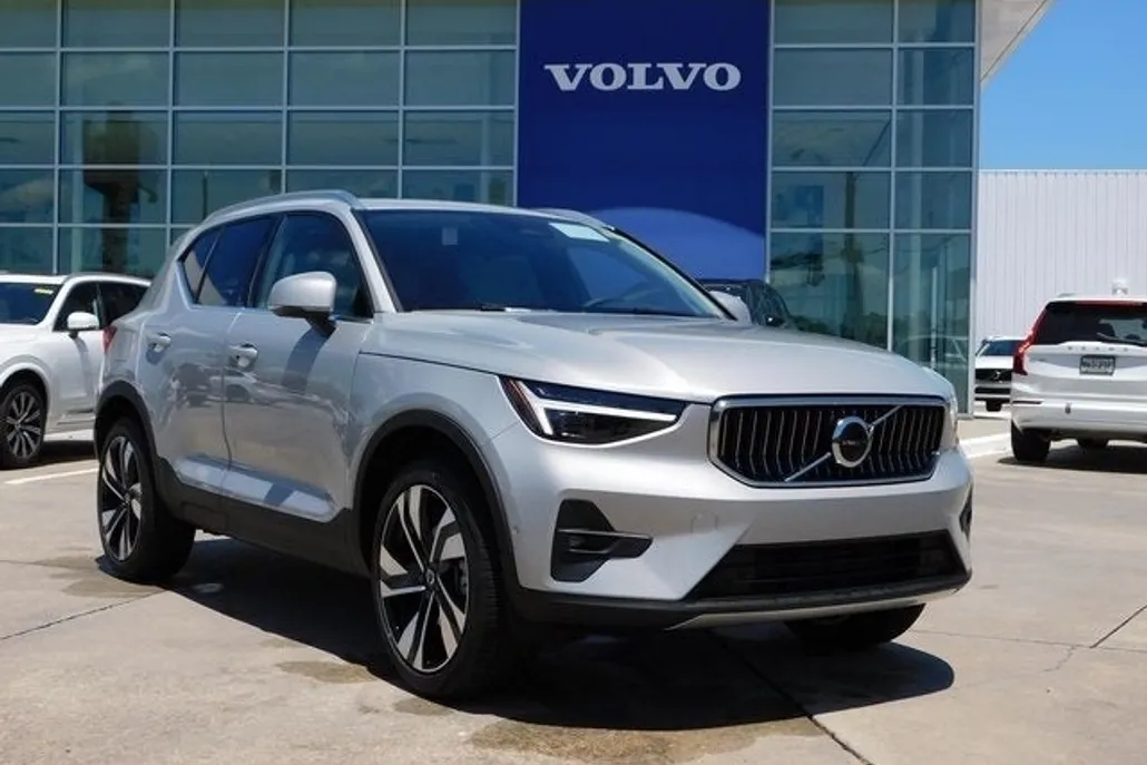 2025 Volvo XC40 photo 1