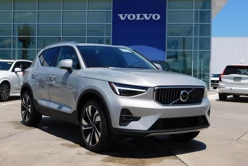 2025 Volvo XC40 photo 1