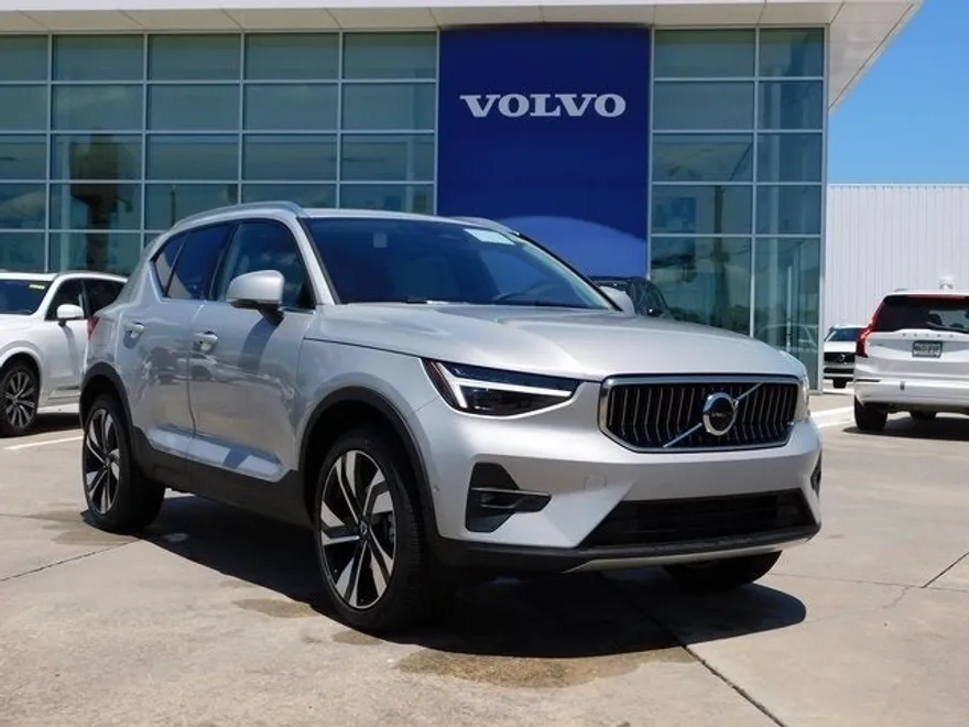 2025 Volvo XC40 photo 1