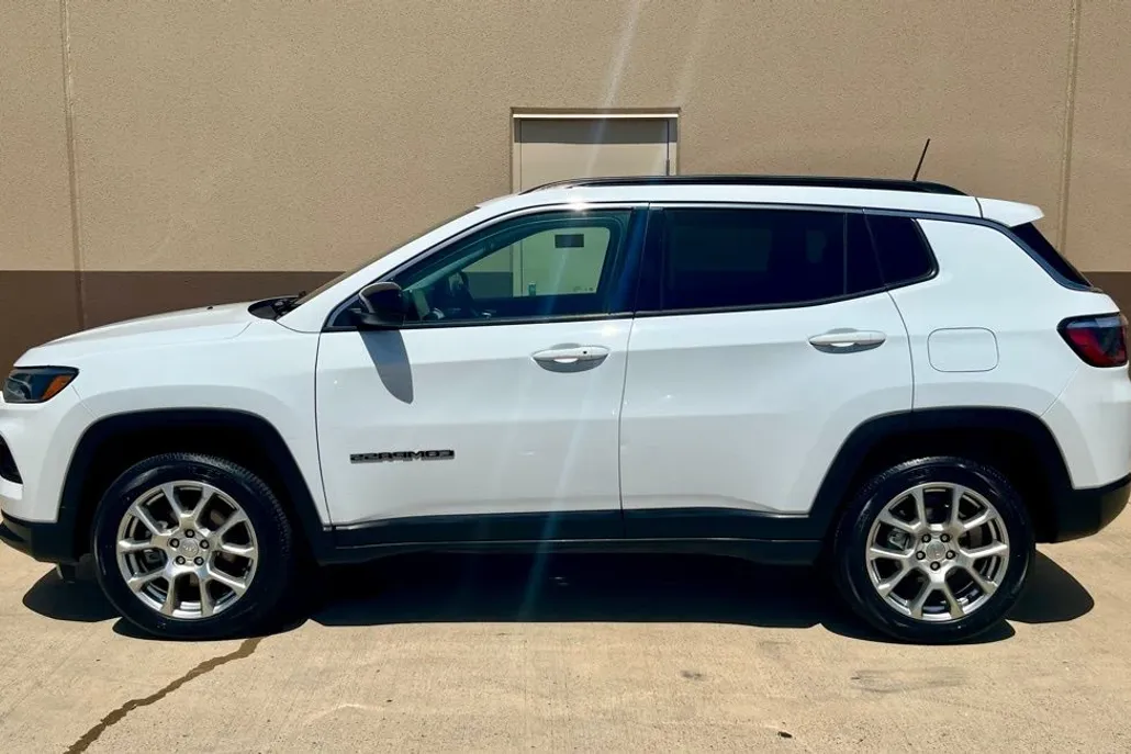 2022 Jeep Compass Latitude Lux photo 1