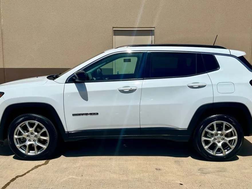 2022 Jeep Compass Latitude Lux photo 1