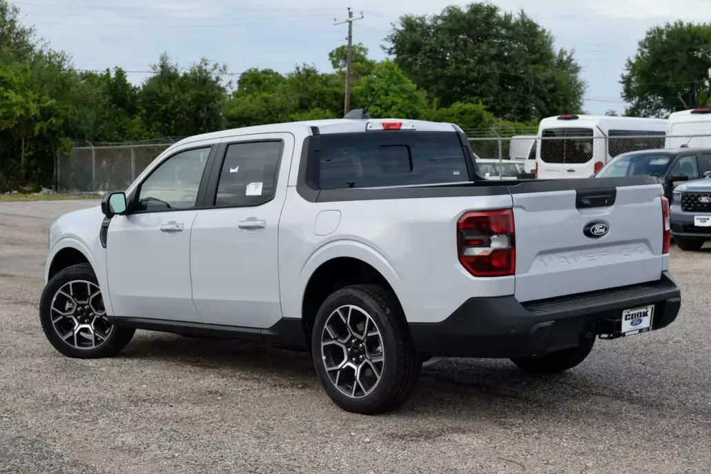 2025 Ford Maverick Lariat photo 1