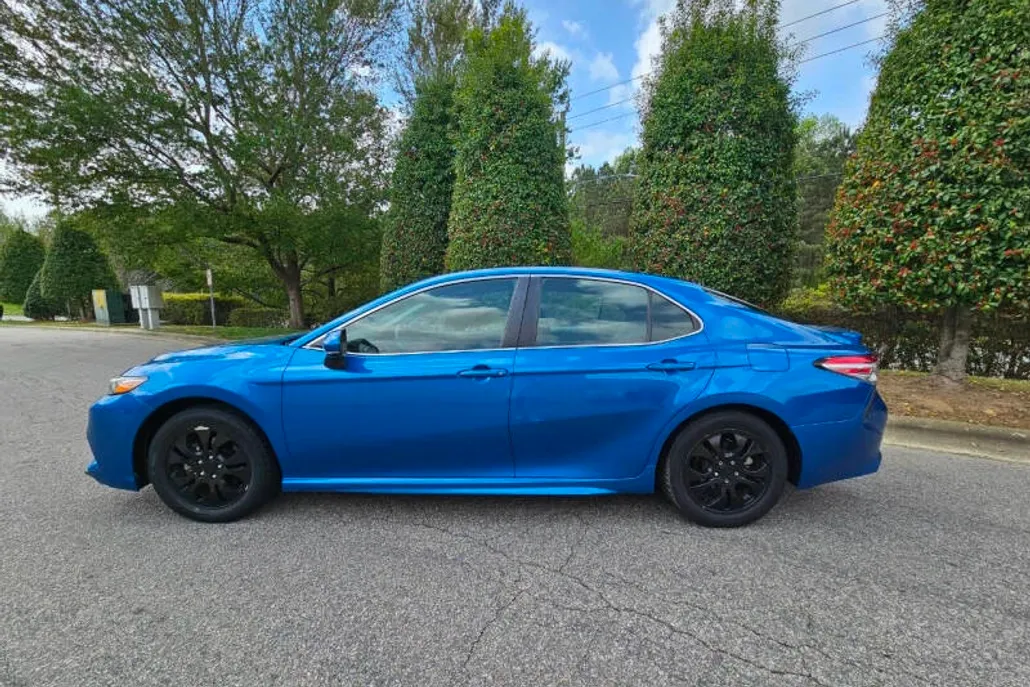 2018 Toyota Camry SE photo 1