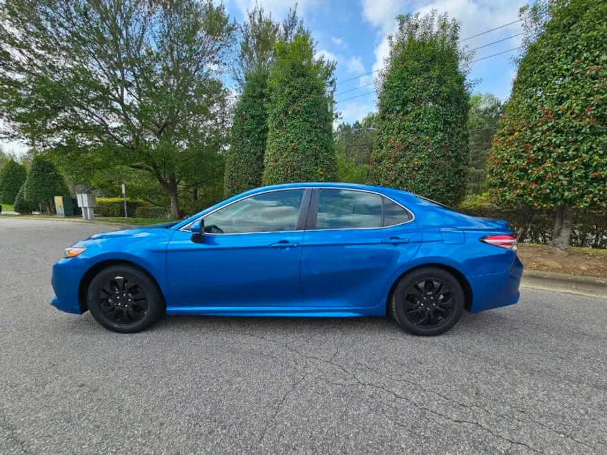 2018 Toyota Camry SE photo 1