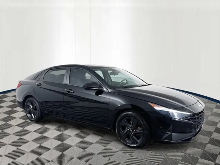 2023 Hyundai Elantra SEL photo 1