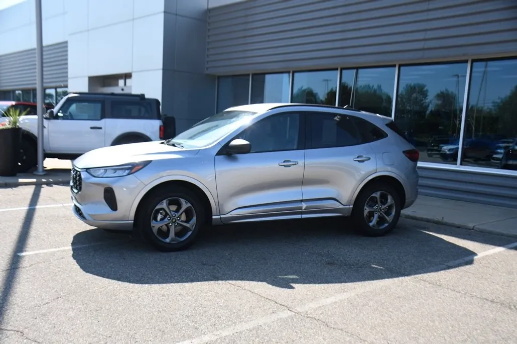 2023 Ford Escape ST-Line photo 1