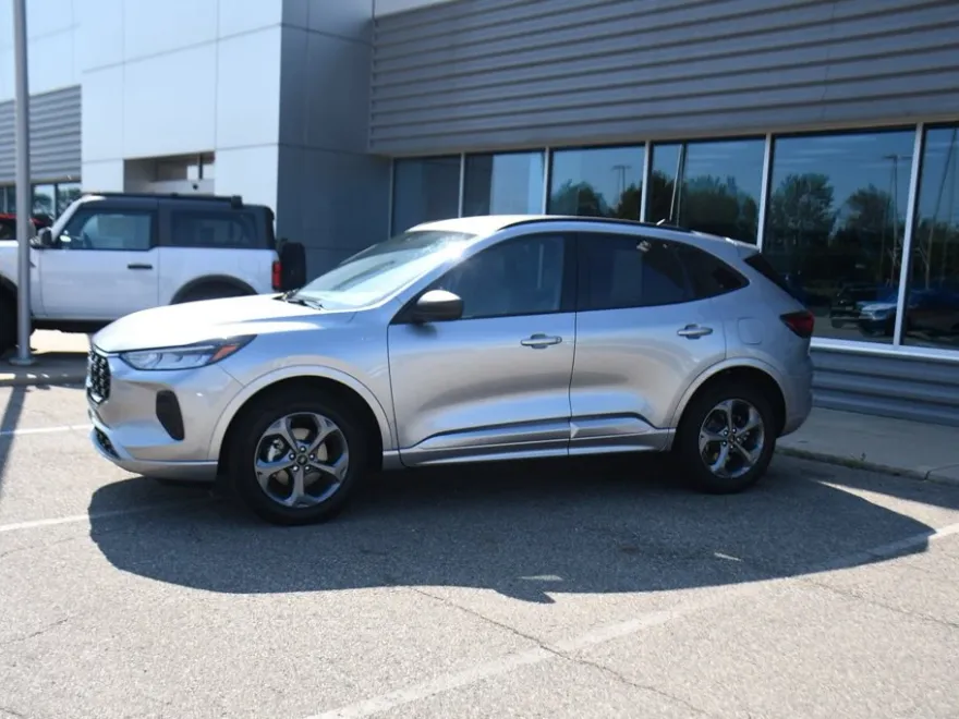 2023 Ford Escape ST-Line photo 1