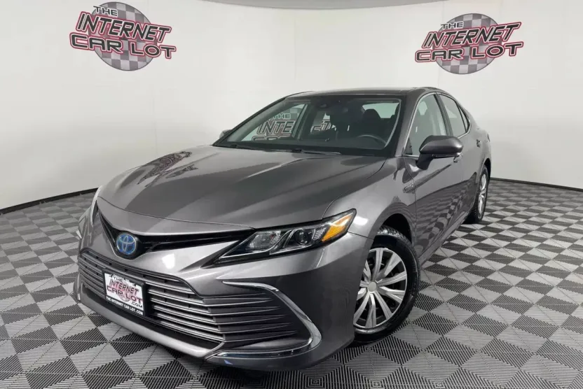 2021 Toyota Camry Hybrid LE photo 1