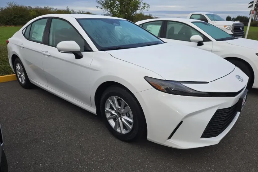 2025 Toyota Camry Hybrid LE photo 1