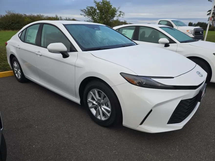 2025 Toyota Camry Hybrid LE photo 1