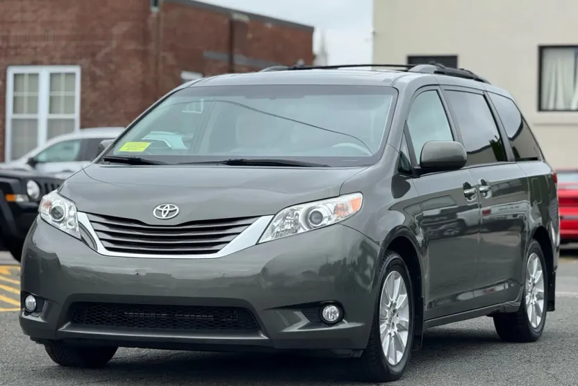 2012 Toyota Sienna Limited photo 1