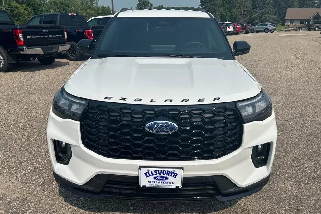 2025 Ford Explorer ST-Line photo 1