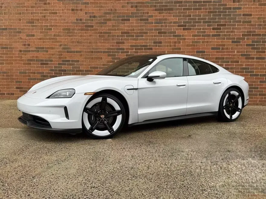 2025 Porsche Taycan photo 1