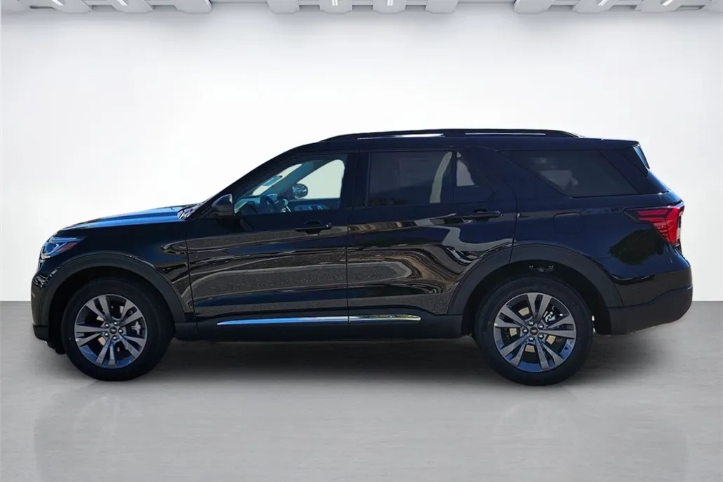 2025 Ford Explorer photo 1