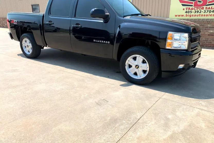 2011 Chevrolet Silverado 1500 LT photo 1