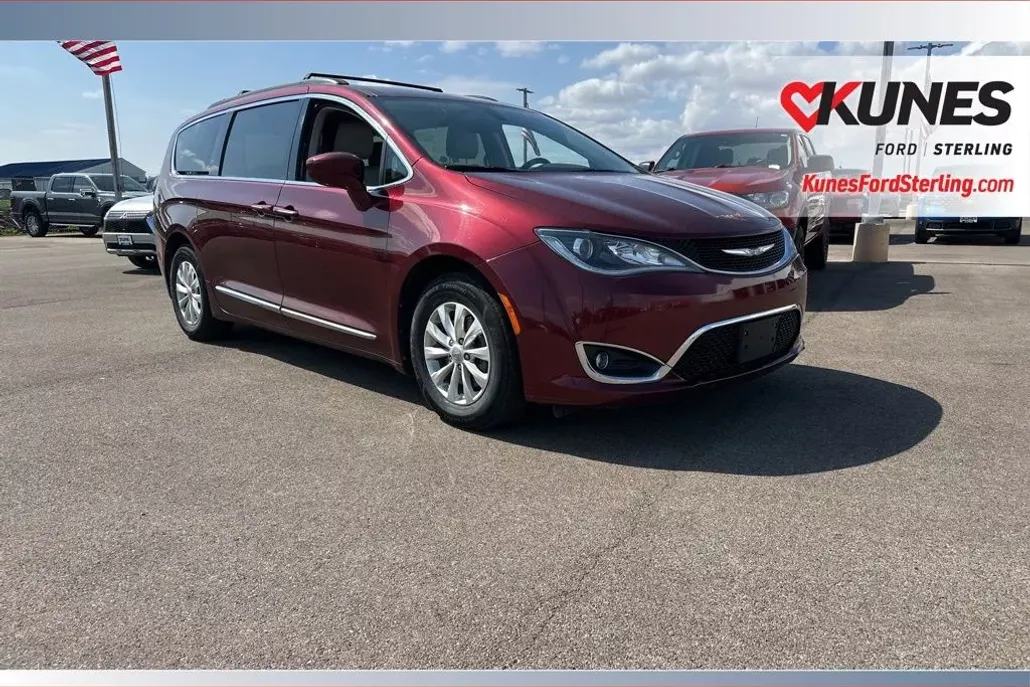 2017 Chrysler Pacifica Touring L photo 1