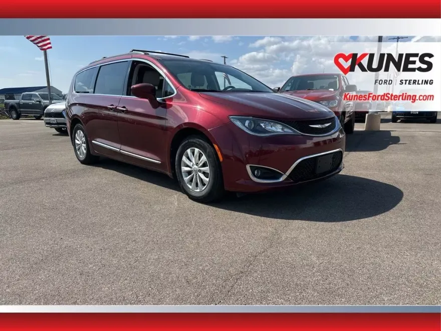 2017 Chrysler Pacifica Touring L photo 1