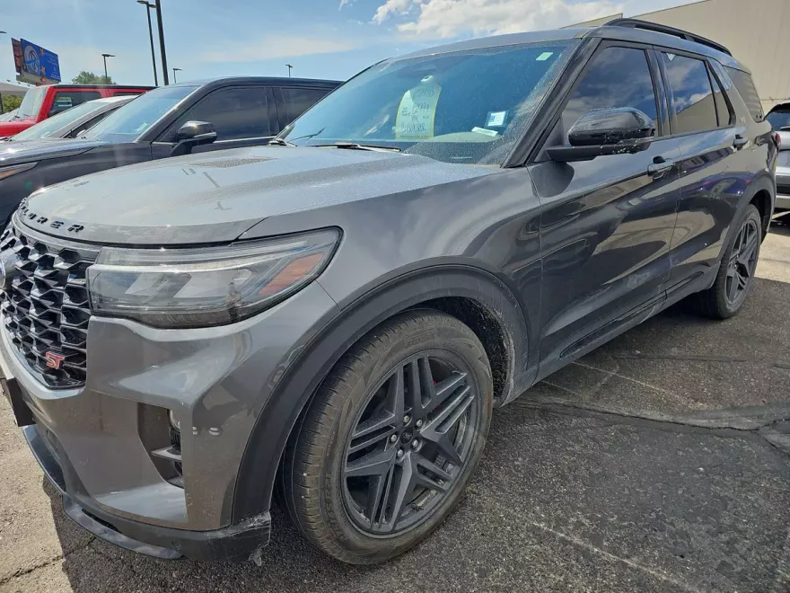 2025 Ford Explorer ST photo 1