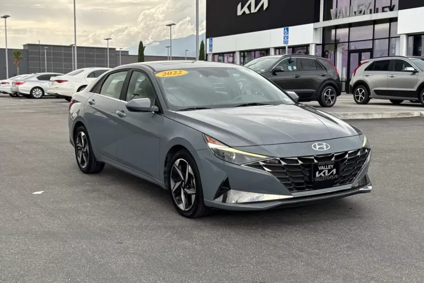 2022 Hyundai Elantra SEL photo 1