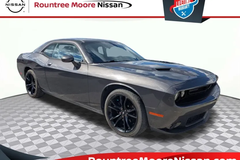2018 Dodge Challenger SXT photo 1