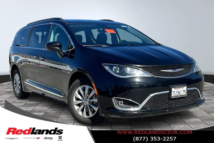 2017 Chrysler Pacifica Touring L photo 1