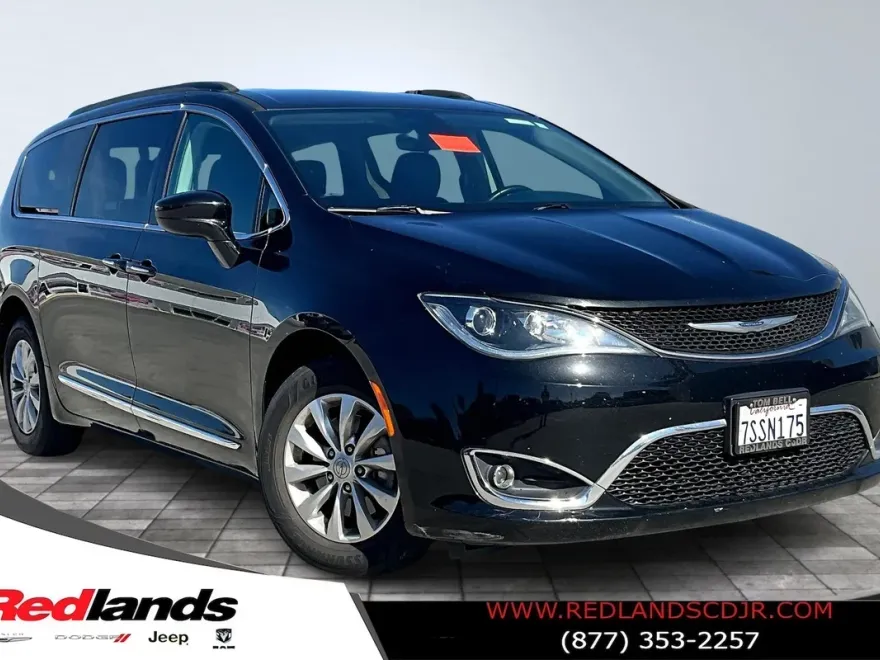 2017 Chrysler Pacifica Touring L photo 1