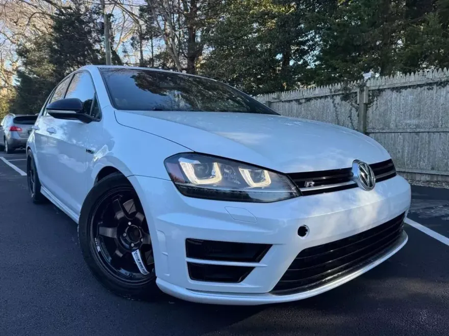 2016 Volkswagen Golf R photo 1