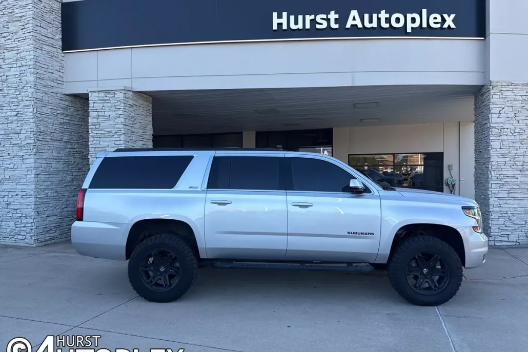 2019 Chevrolet Suburban LT photo 1