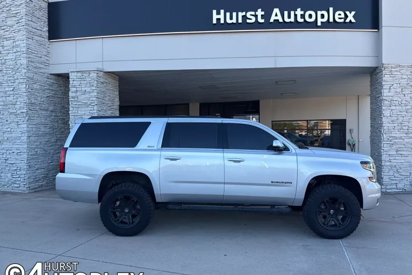 2019 Chevrolet Suburban LT photo 1