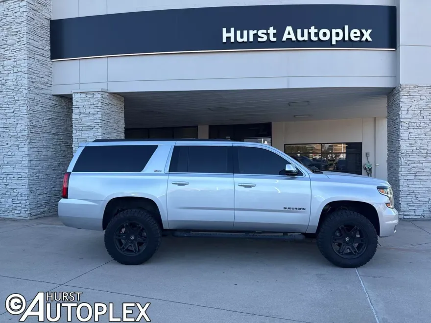 2019 Chevrolet Suburban LT photo 1