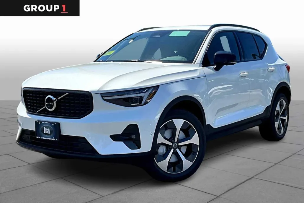 2026 Volvo XC40 Plus photo 1