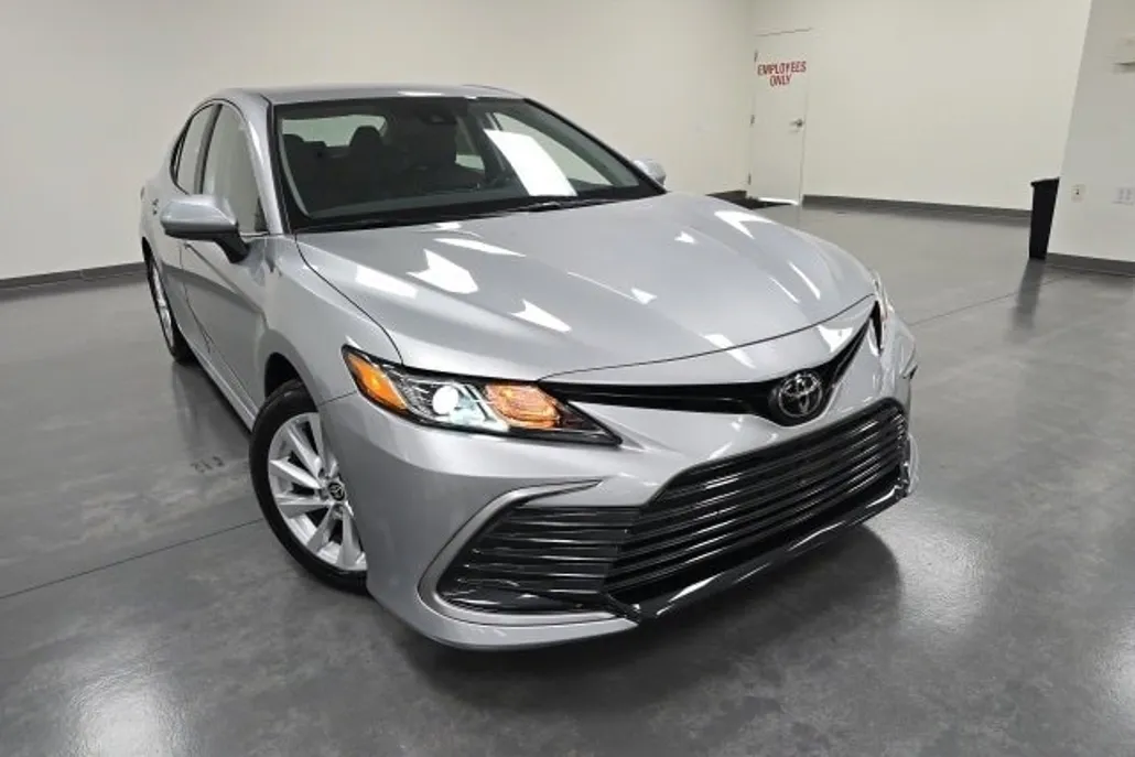 2023 Toyota Camry LE photo 1
