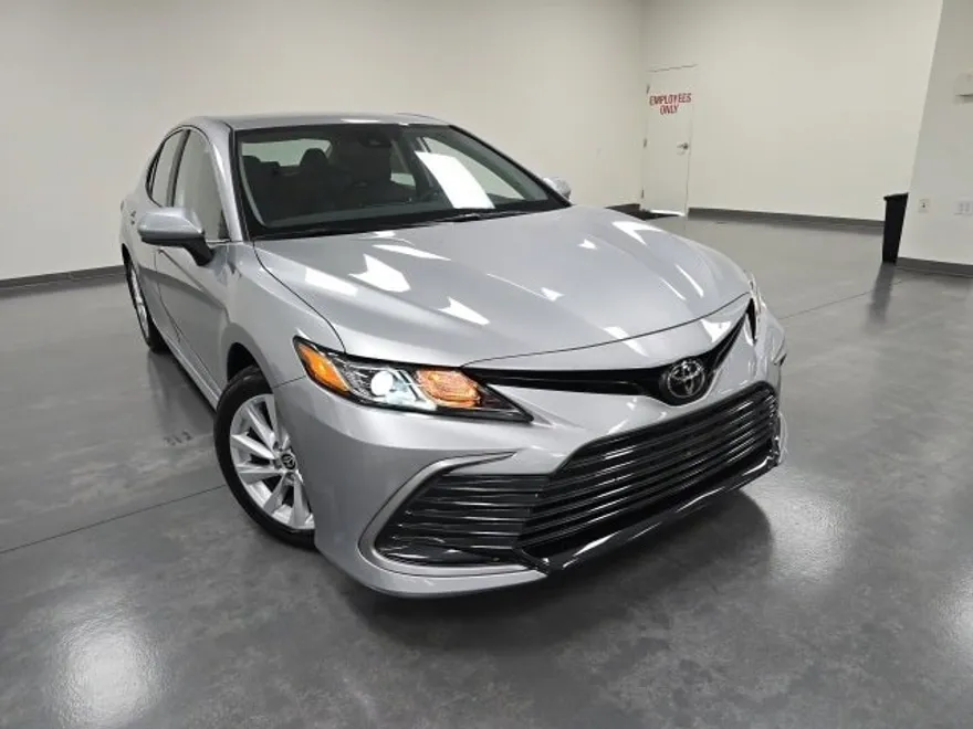 2023 Toyota Camry LE photo 1