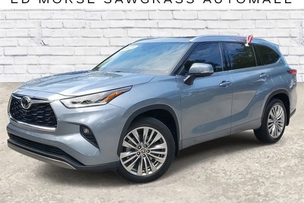 2023 Toyota Highlander L photo 1