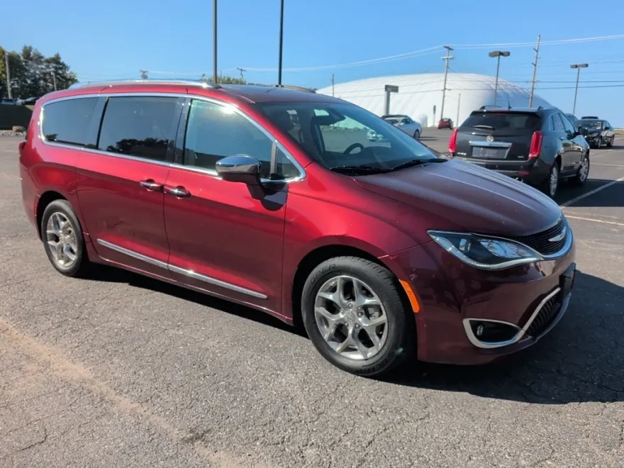 2018 Chrysler Pacifica Limited photo 1