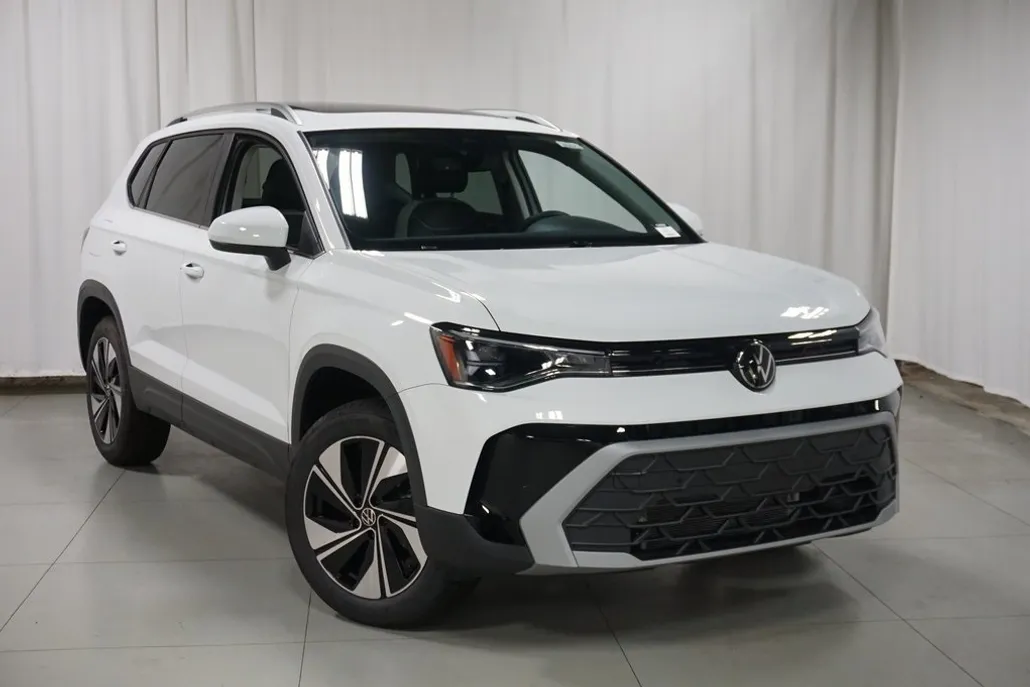 2025 Volkswagen Taos SE photo 1
