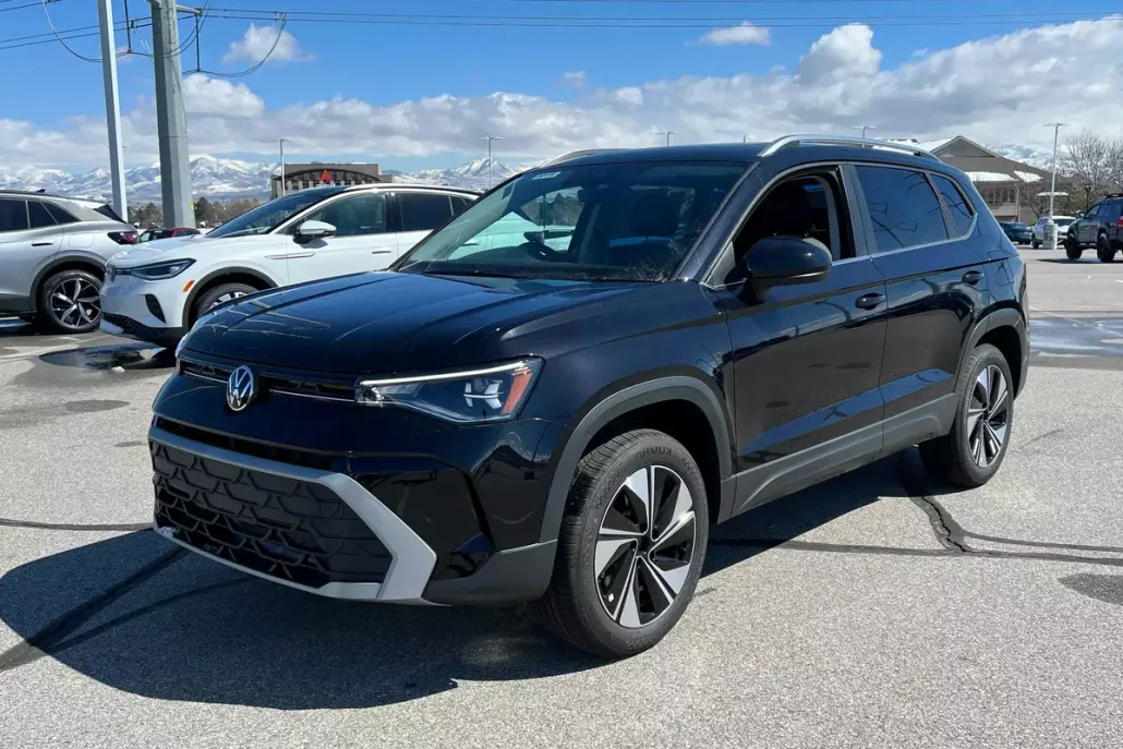 2025 Volkswagen Taos SE photo 1