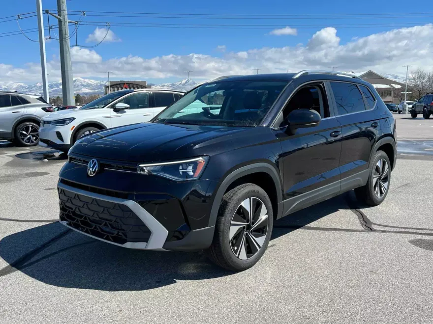 2025 Volkswagen Taos SE photo 1